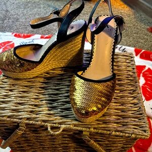 Woman’s wedge size 8